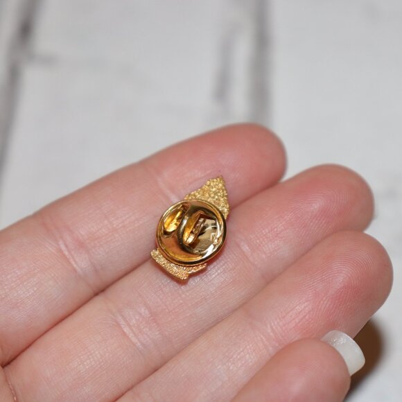 🙏 Gold Jesus Prayer Hands Lapel Pin – .75" ✨ - Picture 2 of 4